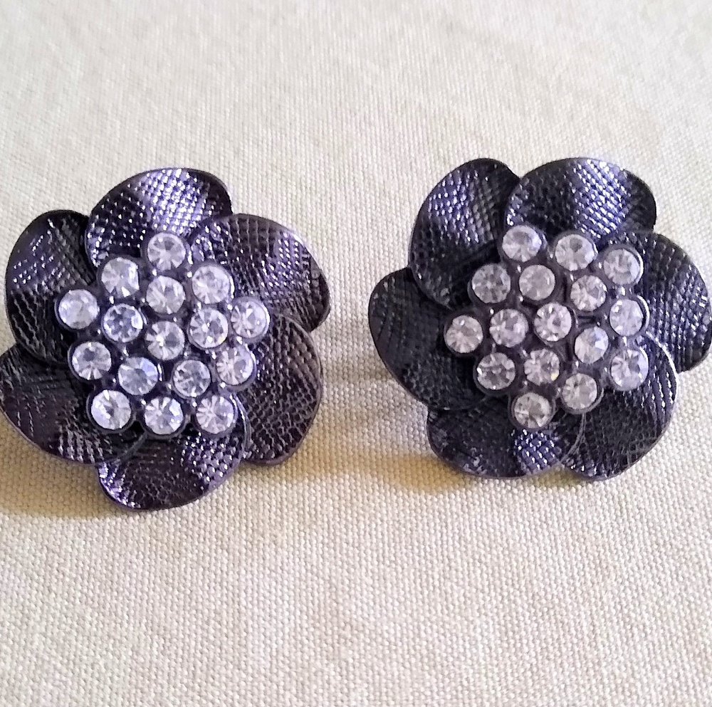 ELEGANT! Black Floral Shape Clip-on Earrings w/Faux Diamond Studs